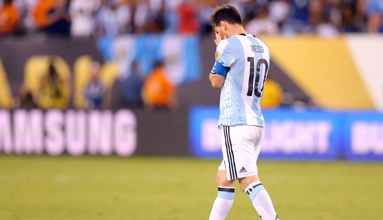 Penyerang Argentina, Lionel Messi saat melakukan tendangan penalti pada Final Copa America 2016 di MetLife Stadium, AS, Senin (27/6). Chile menang atas Argentina lewat adu penalti dengan skor 4-2. (Adam Hunger-USA TODAY Sports)