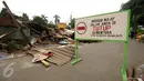 Sebuah plang penutup jalan terpampang di Jalan Rawajati Barat, Jakarta, Jumat (2/9). Pasca penggusuran pemukiman di bantaran rel kereta kawasan Rawajati, sejumlah warga masih memilih bertahan tinggal di lokasi. (Liputan6.com/Helmi Fithriansyah)