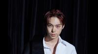 Penggemar NCT sekaligus One Piece tentunya makin terkesima dengan gaya Doyoung yang tampil sebagai Shank si bajak laut tampan. (Instagram @smtown)