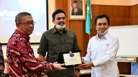 Anggota Komisi VII DPR-RI Maman Abdurrahman dan Kepala BPH Migas M. Fanshurullah Asa melakukan kunjungan kerja ke Propinsi Kalimantan Barat. (Dok BPH Migas)