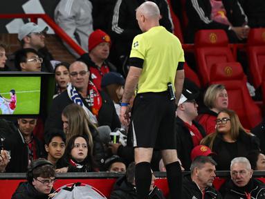 Pertandingan lanjutan Liga Inggris 2025/2026 antara Manchester United melawan Leeds United, Senin (13/04/2026) waktu setempat, diwarnai dengan kartu merah Lisandro Martinez. (AFP/Paul Ellis)