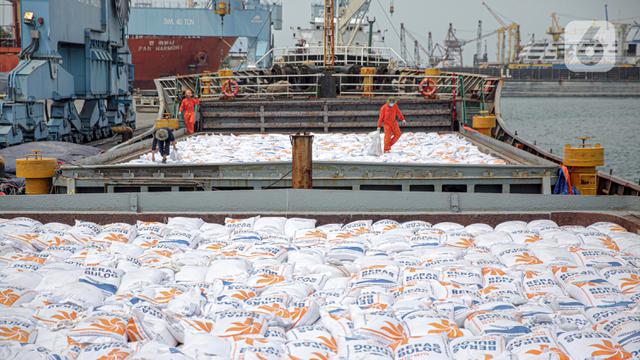 5000 Ton Beras Impor Asal Vietnam Tiba di Pelabuhan Tanjung Priok
