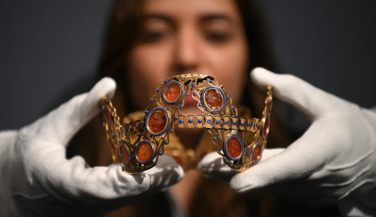 Tiara yang diyakini milik Permaisuri Josephine Bonaparte dari Prancis ditampilkan saat sesi pemotretan di Sotheby's Auction House, London, Inggris, Jumat (3/12/2021). Pada abad ke-19, tiara adalah simbol desain neoklasik yang berkembang selama pemerintahan Napoleon. (Daniel LEAL/AFP)