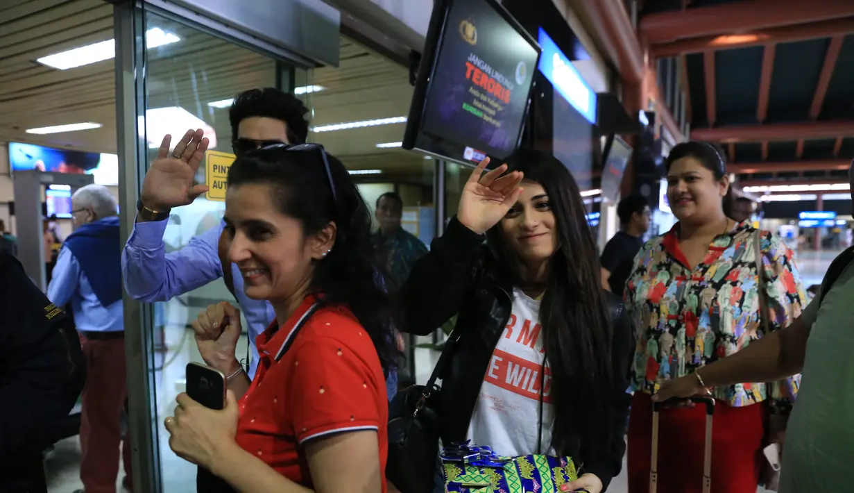 Sebelum bertolak ke India, mereka masih membahas soal rasa kerak telor yang merupakan makanan khas Betawi itu. Shakti dan Radhika mengakui telah memakan kerak telor itu dalam jumlah yang banyak. (Adrian Putra/Bintang.com)