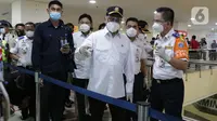 Menteri Perhubungan Budi Karya Sumadi (tengah) mengecek kesiapan Terminal Bus Terpadu Pulo Gebang, Jakarta, Kamis (31/12/2020). Sebelumnya Menhub Budi Karya Sumadi bersama Wagub DKI Jakarta Ahmad Riza Patria meresmikan sistem tiket elektronik Terminal Pulo Gebang. (Liputan6.com/Helmi Fithriansyah)