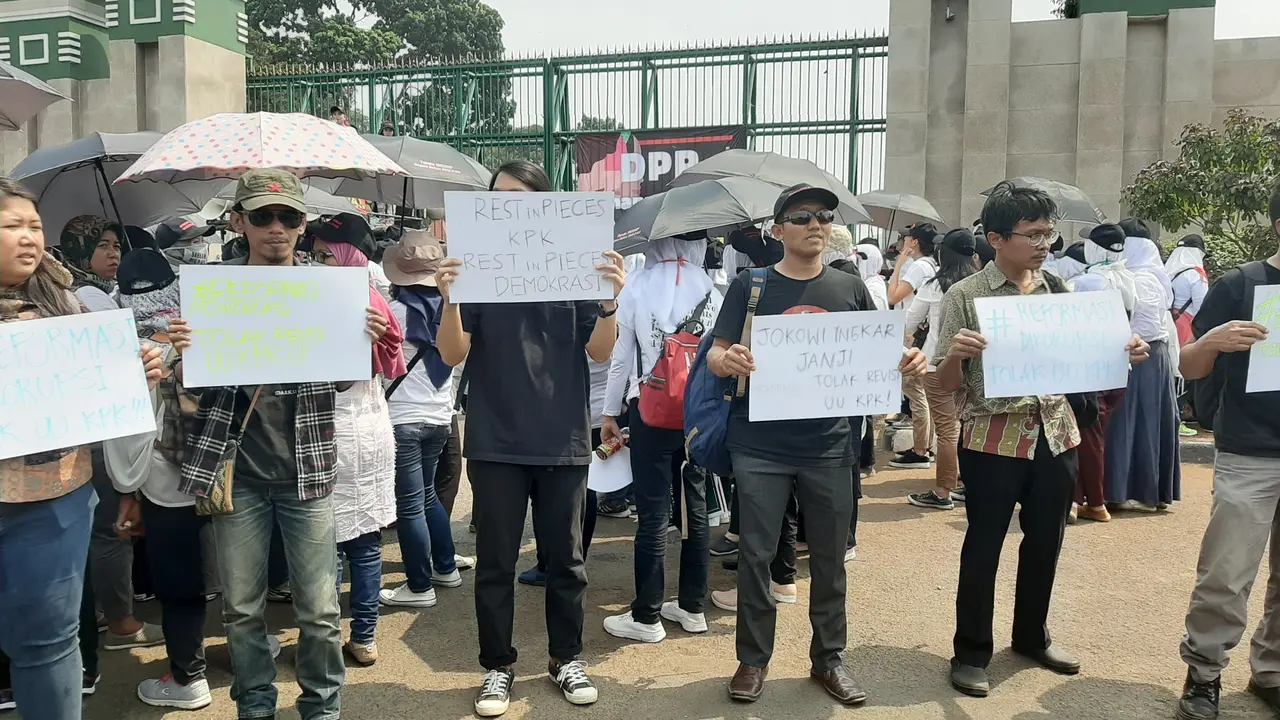 Koalisi Masyarakat Sipil tolak revisi UU KPK yang baru disahkan DPR. (Liputan6.com/Yopi Makdori)