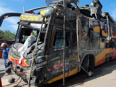 Kondisi bus tingkat yang ringsek setelah menabrak mobil-mobil yang diparkir di daerah Arequipa, Peru, Senin (6/1/2020). Akibat peristiwa itu sebanyak 14 orang tewas dan 40 lainnya terluka. (Photo by Javier Casimiro / AFP)