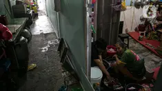 Warga mencuci di rumahnya kawasan Kampung Akuarium, Jakarta, Selasa (17/2/2021). Peningkatan jumlah penduduk miskin Indonesia karena penurunan pendapatan yang dialami oleh hampir seluruh lapisan masyarakat akibat pandemi corona COVID-19. (Liputan6.com/Faizal Fanani)