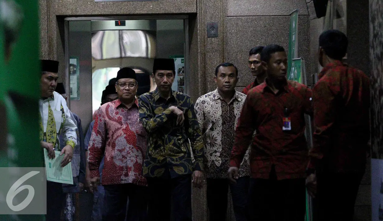 Presiden Joko Widodo di dampingi ketua PBNU, Said Aqil Siroj dan Sekjen PBNU Helmy Faisal Zaini saat menyambangi kantor Pengurus Besar Nahdlatul Ulama (PBNU) di Jalan Kramat Raya, Jakarta, Senin (7/11). (Liputan6.com/Faizal Fanani)