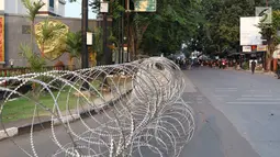 Suasana gerbang  Mako Brimob Kelapa Dua yang dikelilingi kawat berduri di Depok, Jawa Barat, Rabu (9/5). Penjagaan di sekitar lokasi terus diperketat akibat kerusuhan napi teroris yang berlangsung sejak Selasa (8/5) malam lalu. (Liputan6.com/Immanuel Anto