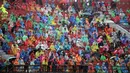 Sejumlah suporter memakai jas hujan saat menyaksikan laga perdana BRI Liga 1 2023/2024 antara Bali United melawan PSS Sleman yang berlangsung di Stadion Kapten I Wayan Dipta, Gianyar, Sabtu (1/7/2023) sore WIB. (Bola.com/Alit Binawan)