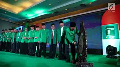 Ketua Umum PPP M Romahurmuziy memukul gong sebagai tanda dibukanya Musyawarah Kerja Nasional (Mukernas) II & Bimtek Anggota DPRD PPP di Jakarta, Rabu (19/7). Mukernas ini berlangsung pada 19-22 Juli. (Liputan6.com/Faizal Fanani)
