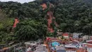 Pemandangan udara menunjukkan tanah longsor setelah hujan deras di distrik Juquehy di Sao Sebastiao, negara bagian Sao Paulo, Brasil (20/2/2023). Kota-kota seperti Sao Sebastiao, Ubatuba, Ilhabela dan Bertioga menjadi wilayah yang terdampak paling parah, dan kini berada di bawah status bencana. (AFP/Nelson Almeida)
