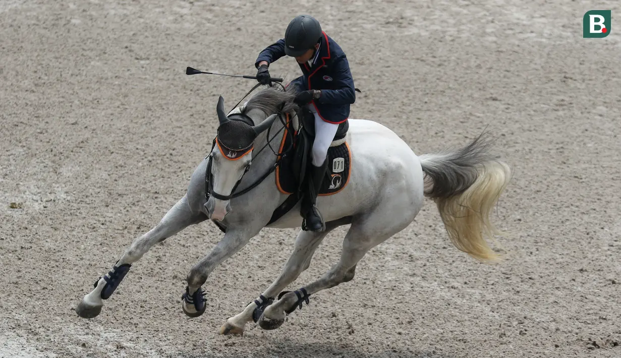 Atlet berkuda 3D Stable, Alif Trio Putra beraksi dengan kudanya El Fine Flower pada ajang Indonesia Horse Lovers 2022 kelas Show Jumping yang berlangsung di Equinara Horse Sports, JIEP Pulomas, Jakarta (13/10/2022). Ajang ini berlangsung dari 19 Oktober hingga 23 Oktober 2022 dengan memperlombakan kelas Drassage dan Show Jumping. (Bola.com/Bagaskara Lazuardi)
