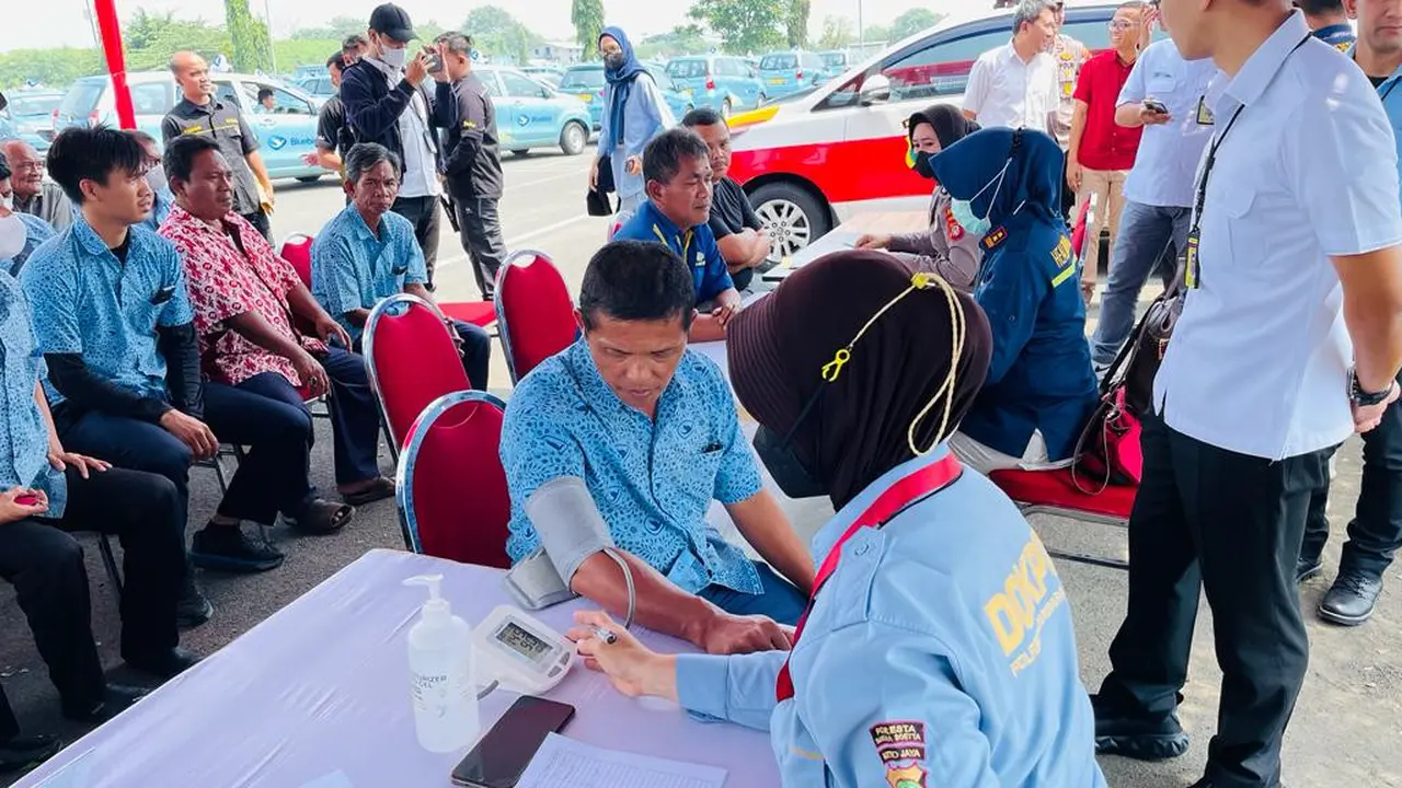 Polisi Periksa Kesehatan Ratusan Sopir Taksi di Pangkalan Bandara Soekarno Hatta
