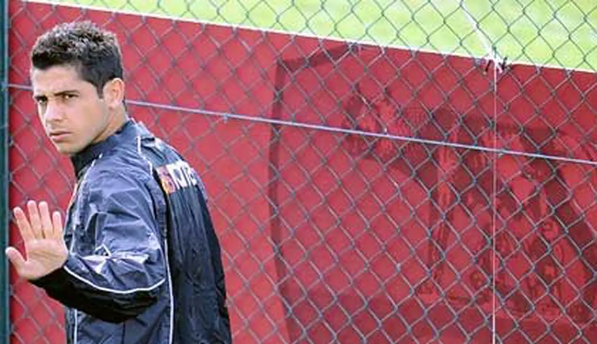 AS Roma's defender Cicinho arrives for a trainig session at Trigoria's training ground in the outskirts of Rome March 31, 2008. AFP PHOTO/FILIPPO MONTEFORTE