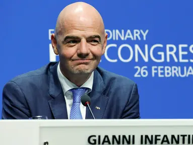 Presiden FIFA yang baru terpilih, Gianni Infantino menghadiri konferensi pers pada kongres luar biasa FIFA di Zurich, Swiss, Jumat (26/2). Pria berdarah Swiss-Italia itu resmi menggantikan Sepp Blatter melalui pemilihan dua tahap. (REUTERS/Ruben Sprich)
