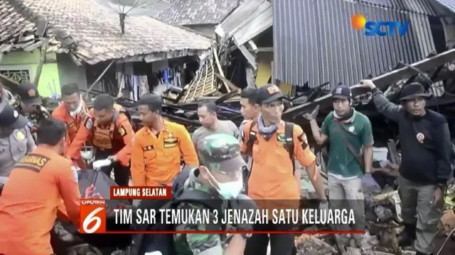 Senin (24/12) sore, tim SAR mengevakuasi jenazah tiga orang dari satu keluarga di Lampung Selatan, yang ditemukan tewas di bawah reruntuhan rumah.