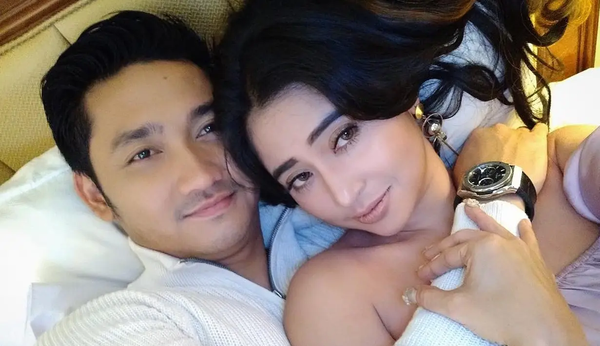 Dewi Perssik dan Angga Wijaya terlihat berpose mesra saat momen valentine. Angga terlihat memeluk erat Dewi. (Foto: instagram.com/anggawijaya88)