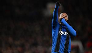 Striker Bournemouth asal Ghana bernomor punggung 24, Antoine Semenyo, merayakan gol pertama mereka yang menyamakan kedudukan menjadi 1-1 selama pertandingan Liga Inggris antara Manchester United dan Bournemouth di Old Trafford, Manchester, barat laut Inggris, pada 15 Desember 2025. (PETER POWELL/AFP)