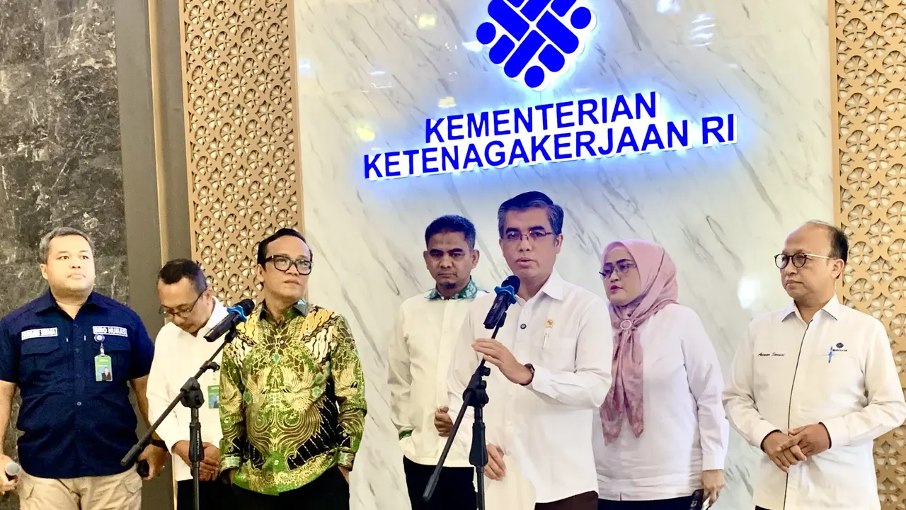 Menteri Ketenagakerjaan (Menaker) Yassierli memastikan bahwa para pegawai Sritex yang di PHK tetap dapat THR dan pesangon.