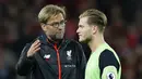 Pelatih Liverpool, Juergen Klopp saat berbincang dengan kiper Loris Karius usai melawan Manchester United pada laga Premier League di Stadion Anfield, Liverpool, Selasa (18/10/2016) dini hari WIB. (Reuters/Phil Noble)