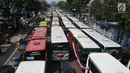 Puluhan bus yang mengangkut buruh memadati Jalan Medan Merdeka Timur, Jakarta, Selasa (1/5). Berdasarkan data kepolisian, sekitar 30 ribu buruh melakukan aksi May Day 2018 di Jakarta. (Liputan6.com/Arya Manggala)