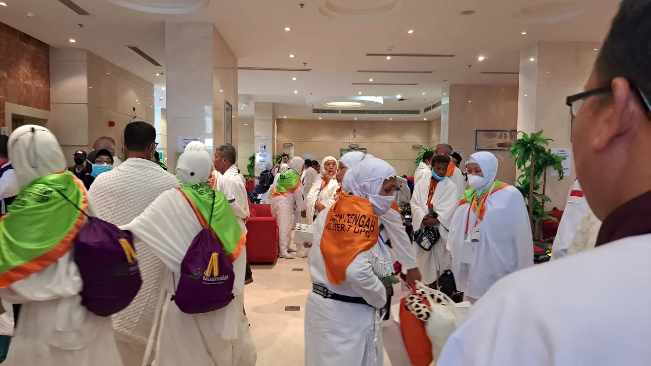 Jemaah calon haji dari kloter UPG8 Makassar tiba di sektor 2 Makkah pada Jumat siang (24/6/2022). Rata rata jemaah tersebut berasal dari Kendari, Muna, Kabupaten Kolaka Sulawesi Tenggara (Liputan6.com/Mevi ﻿Linawati)