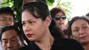Kematian mendadak membuat wanita yang biasa disapa Tina itu sangat terpukul. Apalagi sebelum dinyatakan meninggal ia masih sempat bersama dirumah Mike. Gurat kesedihan nampak jelas terlihat saat pemakaman. (Deki Prayoga/Bintang.com)