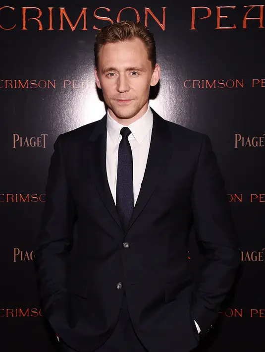 Film Crimson Peak mengisahkan tentang Edith Cushing (Mia Wasikowska) memilih hidup dengan Thomas Sharpe (Tom Hiddleston) di kastil tua. Namun, Edith justru menemukan banyak kejanggalan di tempat tersebut. (AFP/Bintang.com)
