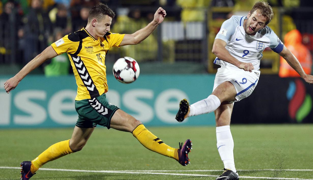 Striker Inggris, Harry Kane, melepaskan tendangan ke gawang Lithuania pada laga kualifikasi Piala Dunia di Stadion Vilnius, Minggu (8/10/2017). Inggris menang 1-0 atas Lithuania. (AP/Mindaugas Kulbis)