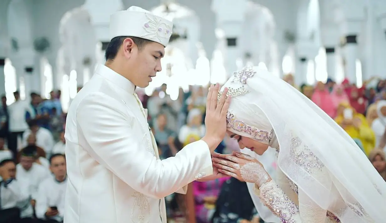 Kabar bahagia datang dari Tommy Kurniawan. Lantaran pada Minggu (18/2/2018), ia resmi melepas status duda. Ia resmi menikah dengan pramugari asal Aceh, Lisya Nurrahmi. (Foto: instagram.com/xhdrx)