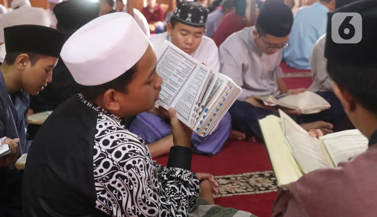 Sejumlah santri membaca Alquran atau bertadarus di pondok pesantren kawasan Tangerang, Senin, (26/4/2021). Bulan Ramdhan banyak dimanfaatkan para santri tersebut untuk mematangkan hafalan Alquran hingga khatam. (Liputan6.com/Angga Yuniar)