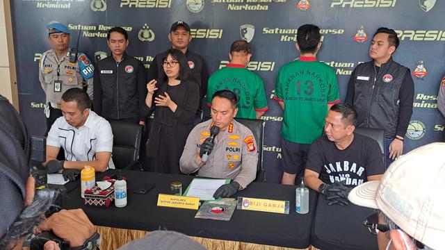 Pesulap Oge Setiawan alias Oge Arthemus (44) ditetapkan menjadi tersangka atas kasus narkoba. Kapolres Metro Jakarta Barat Kombes Syahduddi menjelaskan kasus yang menjerat Oge Arthemus kepada wartawan, Selasa (29/8/2023). (Merdeka.com/Rahmat Baihaqi)