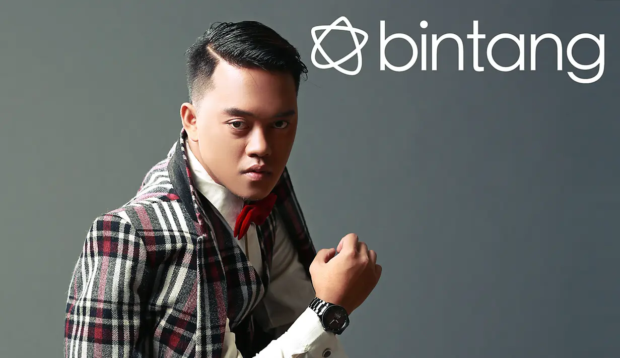 Meski ia sadar bahwa penyuka musik Melayu mengalami penurunan, Danang dan tim berusaha terus untuk mengenalkan musik dangdut lebih luas lagi. (Adrian Putra, Digital Imaging: Muhammad Iqbal Nurfajri/Bintang.com)