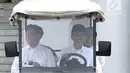 Presiden Joko Widodo dan pakar hukum tata negara, Yusril Ihza Mahendra menaiki golf cart bersiap menuju Masjid Baitussalam untuk menunaikan salat Jumat di Kompleks Istana Bogor, Jawa Barat, Jumat (30/11). (Liputan6.com/HO/Biropers)