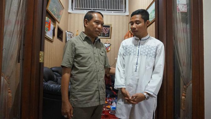 Menteri Pemuda dan Olahraga (Menpora) Zainuddin Amali mengunjungi gelandang Timnas Indonesia, Evan Dimas yang sedang cidera.  (Foto: Liputan6.com/Dian Kurniawan)
