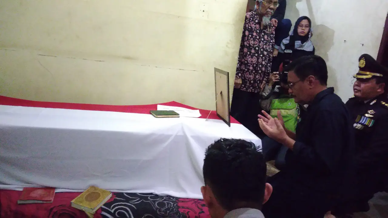 Djarot Datangi Rumah Duka Bripda Imam di Tebet