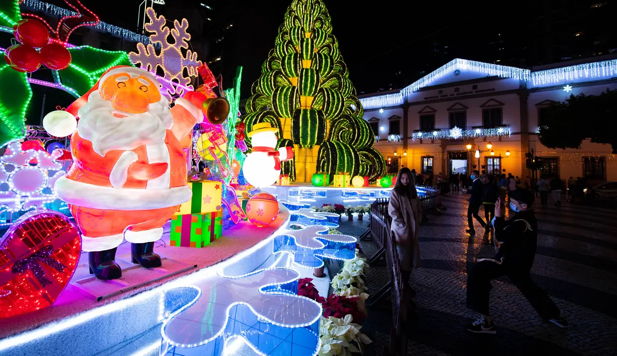 Wisatawan mengambil gambar dekorasi Natal di Largo Do Senado, Makau, China, 22 Desember 2020. Largo do Senado atau Senado Square merupakan area perbelanjaan yang terkenal di Makau. (Xinhua/Cheong Kam Ka)