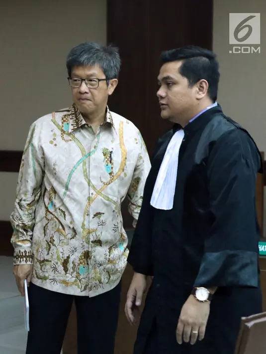 Mantan Dirut PT Quadra Solutions, Anang Sugiana Sudihardjo berbincang dengan penasehat hukumnya usai sidang pembacaan tuntutan di Pengadlian Tipikor, Jakarta, Kamis (28/6). Anang dituntut hukuman tujuh tahun penjara. (Liputan6.com/Helmi Fithriansyah)