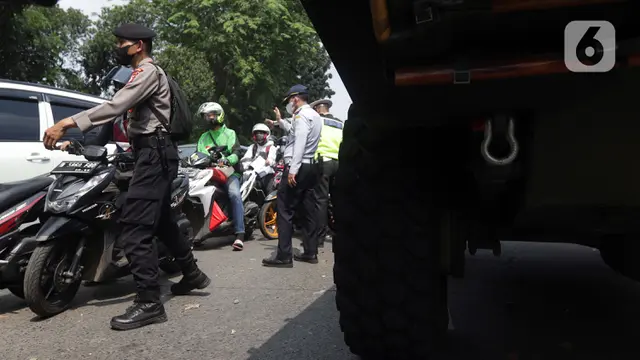 FOTO: Penyekatan PPKM Darurat di Jalan Lenteng Agung Raya