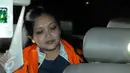 Julia Prasetyarini saat memasuki mobil tahanan di Gedung KPK, Jakarta, Senin (18/1/2016). Julia diperiksa KPK terkait kasus suap proyek di Kementerian Pekerjaan Umum dan Perumahan Rakyat. (Liputan6.com/Helmi Afandi)