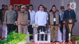 Wakil Presiden Republik Indonesia, Gibran Rakabuming Raka (tengah depan) bersama Ketua Badan Pengawas Pemilihan Umum (Bawaslu) Rahmat Bagja (kiri) dan Ketua Dewan Kehormatan Penyelenggara Pemilu (DKPP) Heddy Lugito (kanan) mengikuti Apel Siaga Pengawasan Tahapan Masa Tenang, Pemungutan dan Penghitungan Suara Pemilihan Kepala Daerah (Pilkada) Serentak tahun 2024 di Lapangan Silang Monumen Nasional (Monas), Jakarta, Rabu (20/11/2024). (Liputan6.com/Angga Yuniar)