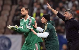 Bertanding melawan Bosnia dan Herzegovina, Timnas Italia kalah 1-4 lewat drama adu penalti. Tampak dalam foto, pemain Timnas Italia, Gianluigi Donnarumma, Nicolo Barella dan pelatih Gennaro Gattuso (kiri ke kanan) bereaksi saat pertandingan sepak bola final playoff kualifikasi Piala Dunia 2026 melawan Bosnia dan Herzegovina di Stadion Bilino Polje, Zenica, Selasa 31 Maret 2026 waktu setempat atau Rabu 1 April 2026 dini hari WIB. (Fabio Ferrari/LaPresse via AP)
