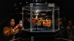 Pengunjung melihat Mahkota Christian V (kiri) dan Mahkota Ratu yang dipajang di Kastil Rosenborg di Kopenhagen, Denmark pada tanggal 2 Januari 2024. (Foto oleh Ida Marie Odgaard/Ritzau Scanpix/AFP)/Denmark OUT