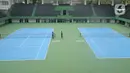 Petugas menyemprotkan cairan disinfektan pada area Lapangan Tennis Outdoor di Kompleks Olahraga GBK (Gelora Bung Karno), Senayan, Jakarta, Kamis (19/3/2020). Penyemprotan untuk mencegah penyebaran Virus Corona Covid-19 di Lingkungan Kompleks Olahraga GBK. (Liputan6.com/Herman Zakharia)