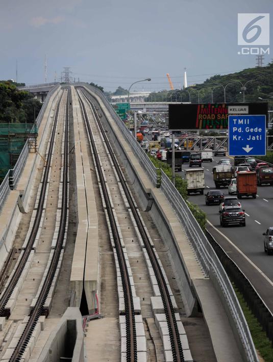 Suasana proyek Light Rail Transit (LRT) Jabodebek, Jakarta, Selasa (12/3). Kereta LRT Jabodebek untuk rute Cawang-Cibubur akan diuji coba Juni 2019 dan saat ini proses pengerjaan untuk rute tersebut sudah mencapai 78,455%. (Liputan6.com/Faizal Fanani)