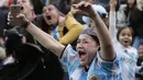 Seorang fans berteriak setelah Marcos Rojo mencetak gol ke gawang Nigeria pada laga grup D Piala Dunia 2018 di Buenos Aires, Argentina, (26/6/2018). Argentina menang 2-1. (AP/Jorge Saenz)