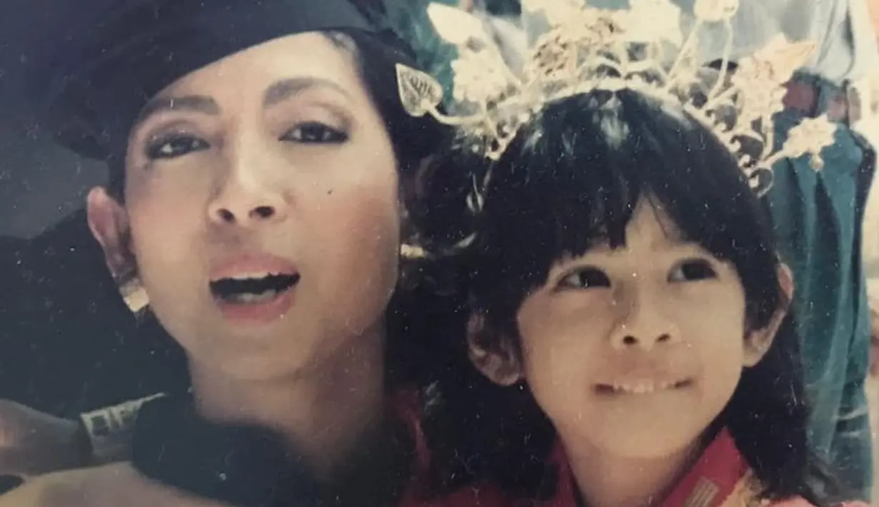 Ini momen dimana Dian Sastro kecil menemani sang ibunda wisuda. (Foto: Instagram.com/therealdisastr)