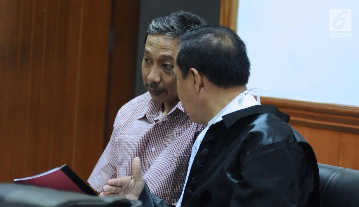 Mantan Direktur PTSP BP Batam, Dwi Djoko Wiwoho (kiri) bersama penasehat hukumnya saat mengikuti sidang pembacaan dakwaan di Pengadilan Negeri Jakarta Barat, Selasa (13/3). Dwi Djoko Wiwoho diduga terlibat gerakan ISIS. (Liputan6.com/Helmi Fithriansyah)